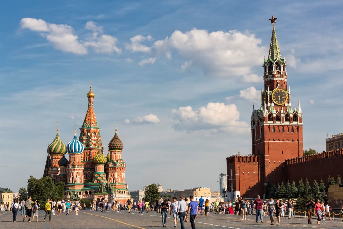 ロシアの首都モスクワ、赤の広場を歩く人々