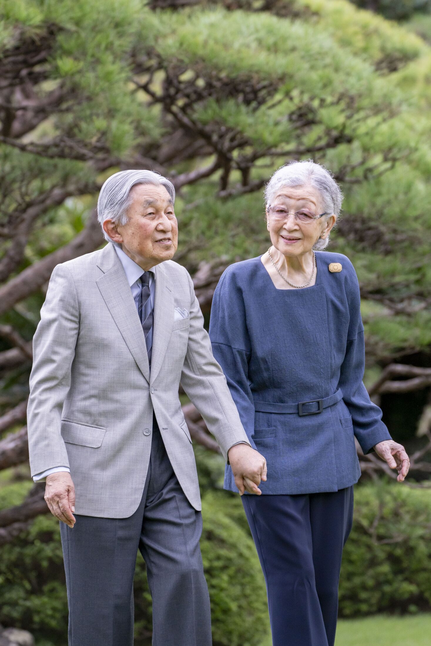 2024年10月20日、美智子さま90歳のお誕生日に際して公開された上皇ご夫妻の温かいお写真。上皇さまの健康と美智子さまの歌集への関心が高まる中で、お二人の絆が感じられる一枚です。