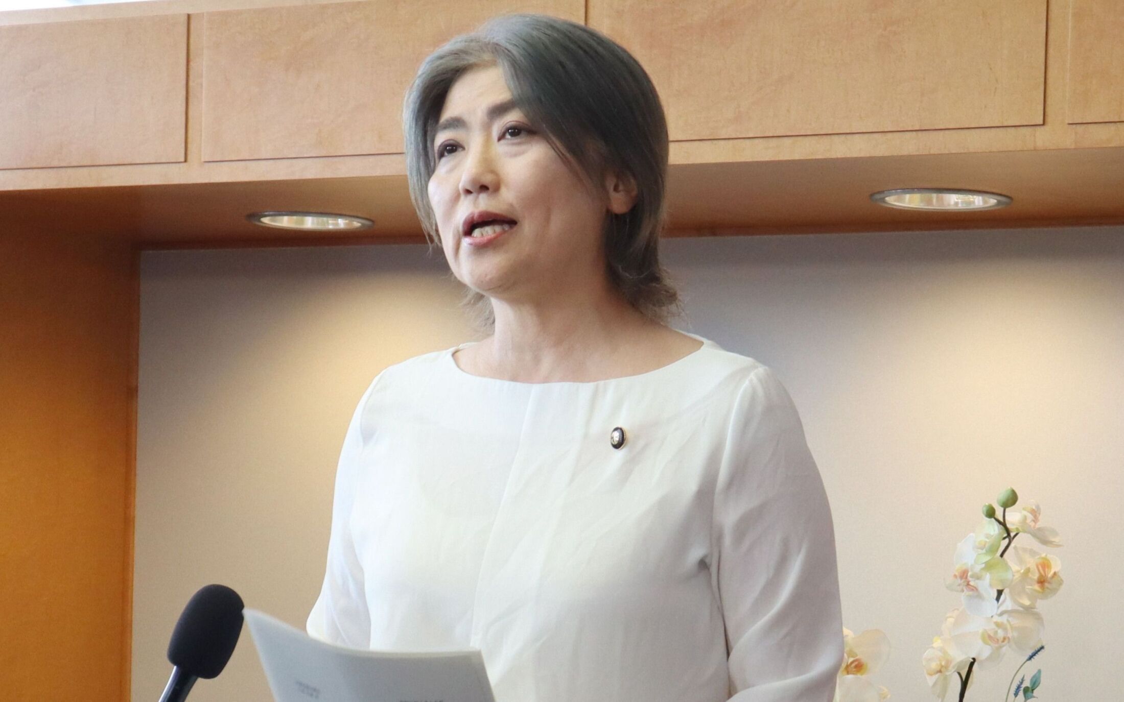 伊東市長として公の場に立つ田久保眞紀氏。学歴詐称疑惑と辞任撤回により伊東市政が混乱している。