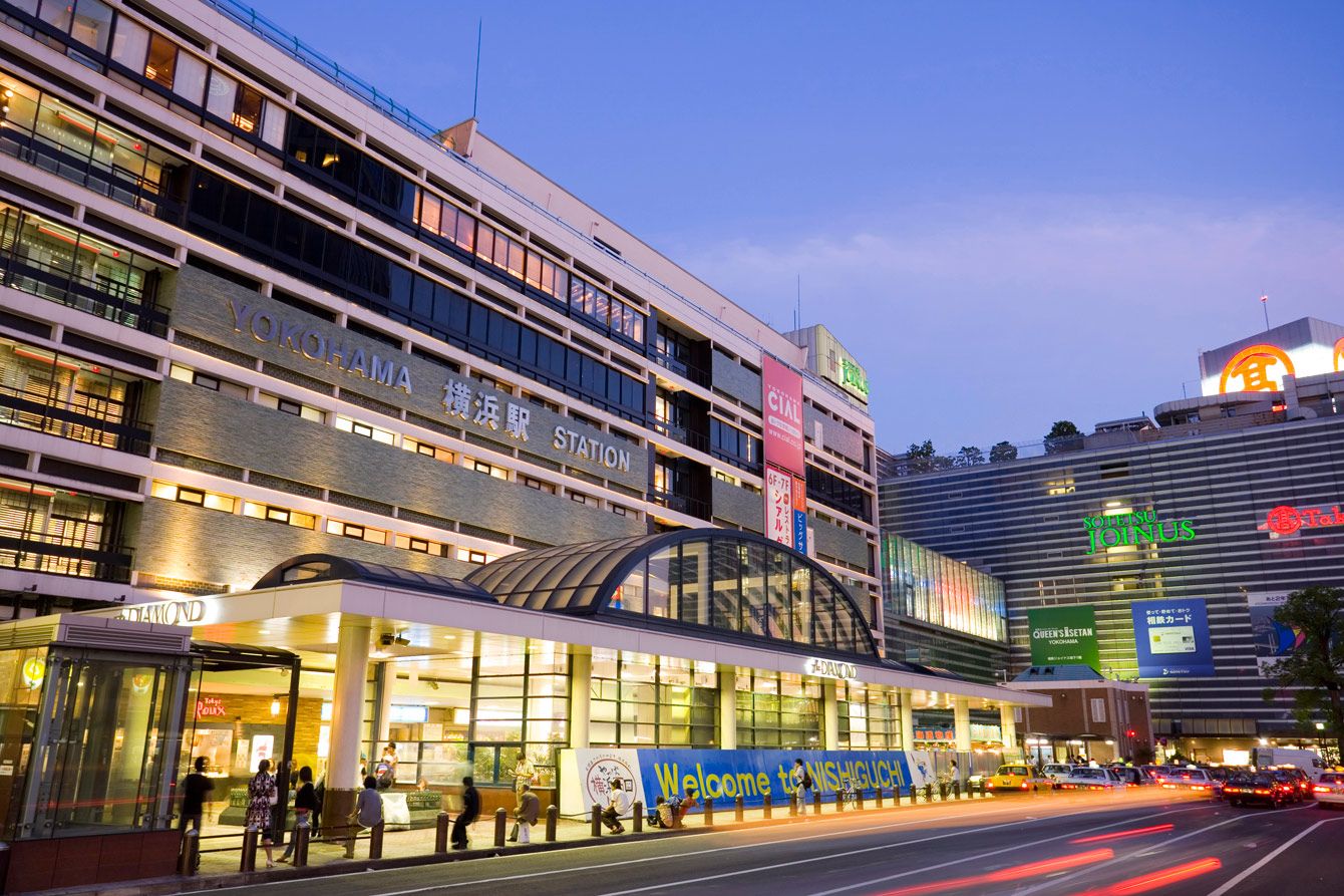 横浜港に広がる超高層ビル群と近代的な都市の風景