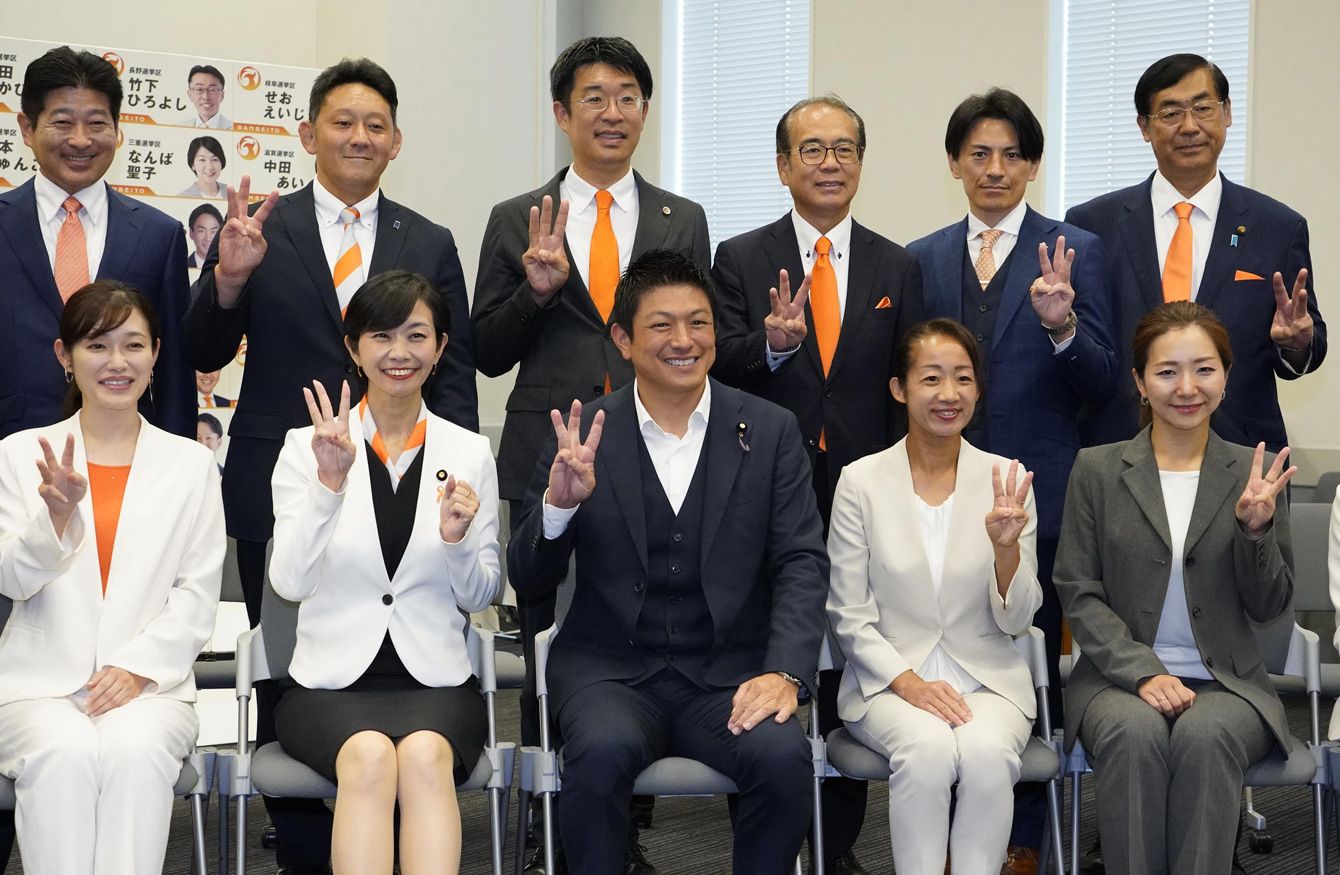 参院選で躍進した参政党の神谷宗幣代表（中央）と当選者、国会議員たち。党の組織力を象徴する一枚。