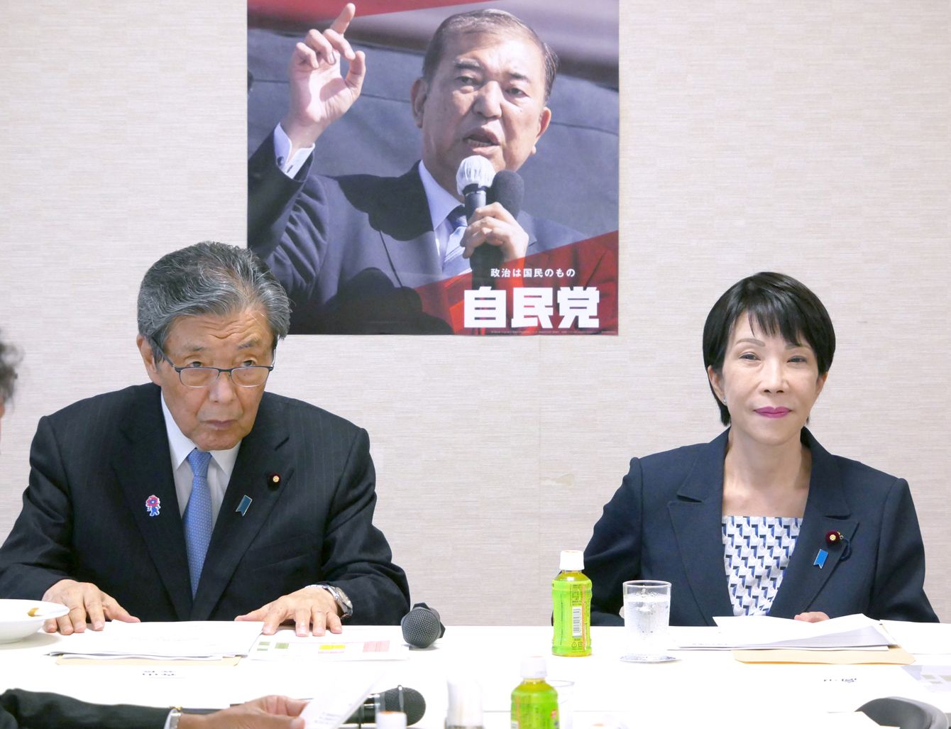 自民党の森山裕幹事長と高市早苗前経済安全保障担当相が漬物振興議員連盟総会に出席し、参院選後の党内情勢や高市氏への注目を示す
