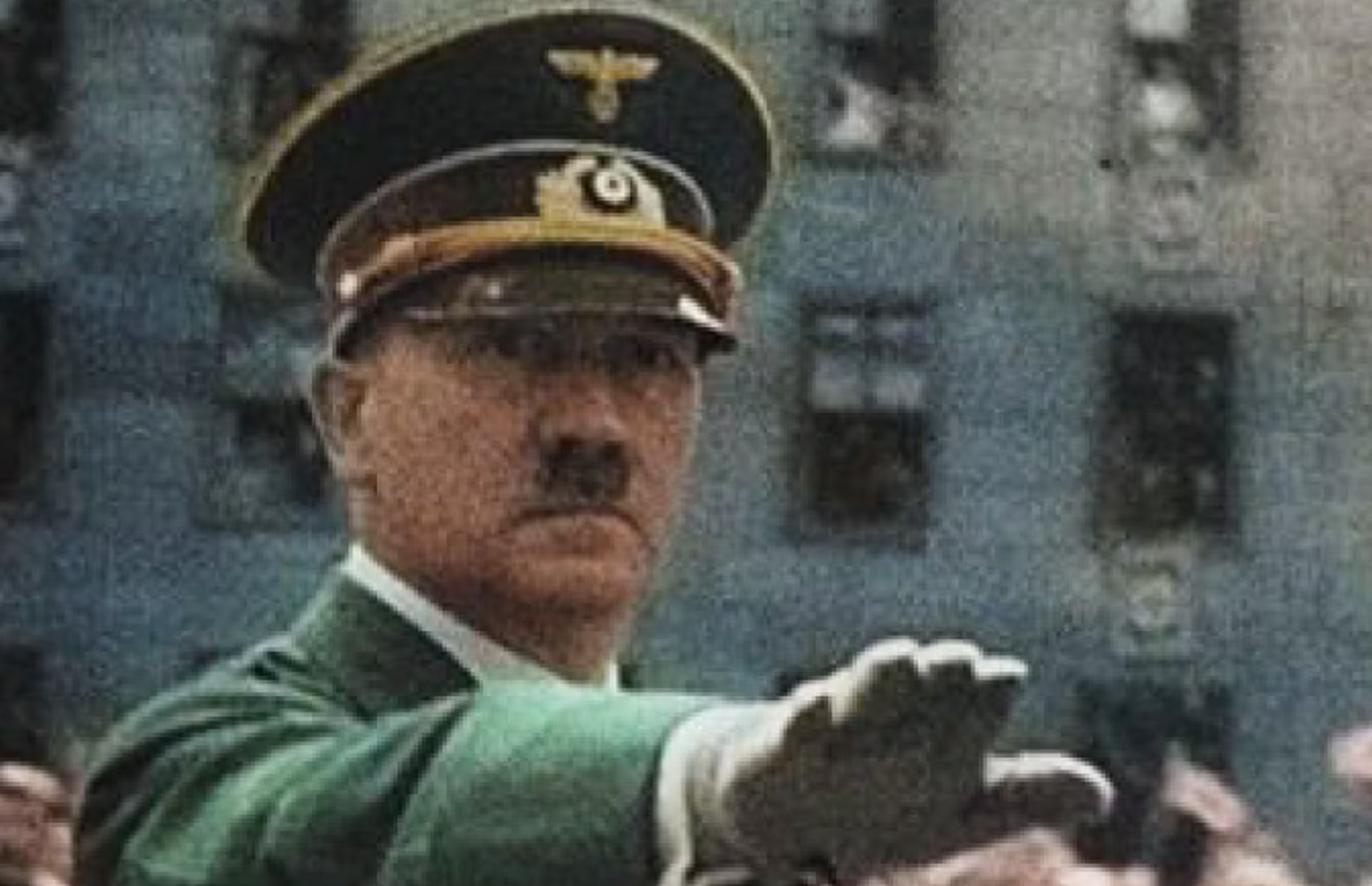 第二次世界大戦中の様子を捉えた35ミリフィルムが、NHKの高精細・カラー化技術によって蘇る様子。歴史的映像の保存と伝承の重要性を示す。