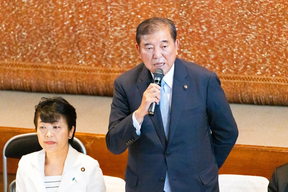 両院議員総会で党内の厳しい声に耳を傾ける石破茂首相