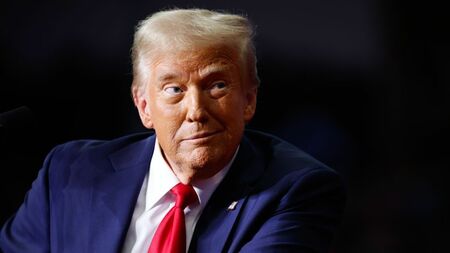 ドナルド・トランプ元大統領、巧みな人心掌握術と表面的な魅力で人々を惹きつける様子。