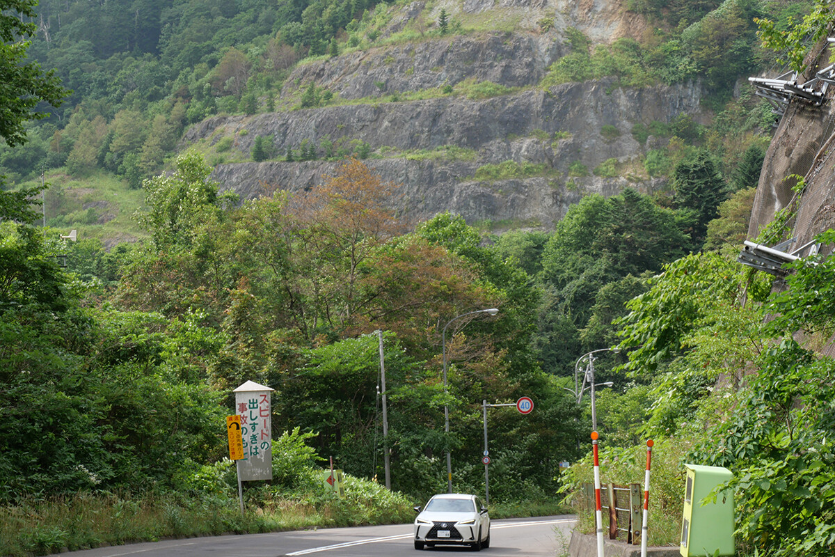 北海道黒松内町に位置する旧静狩金山の採掘跡地。段々畑のように削られた地形が往時の金山開発の様子を物語る。