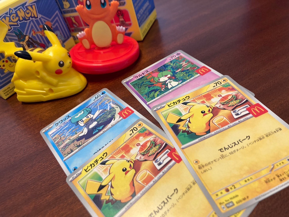 マクドナルドのハッピーセットに付属する人気ポケモンカードが多数積み重ねられた様子