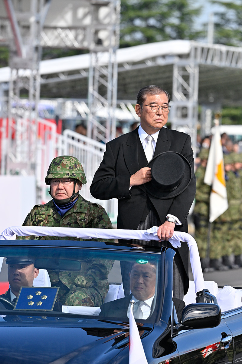 自衛隊の観閲式に参加する石破総理。日本の安全保障環境は近年大きく変化している。
