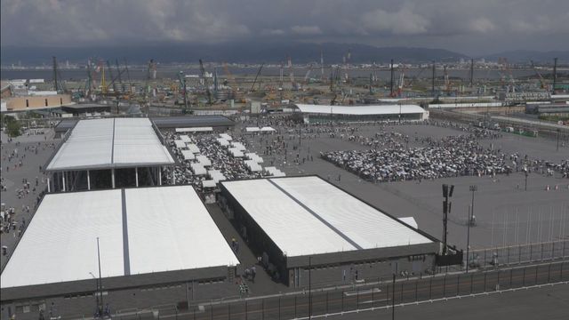 大阪・関西万博 東ゲートの朝の様子、来場者が入場待ち