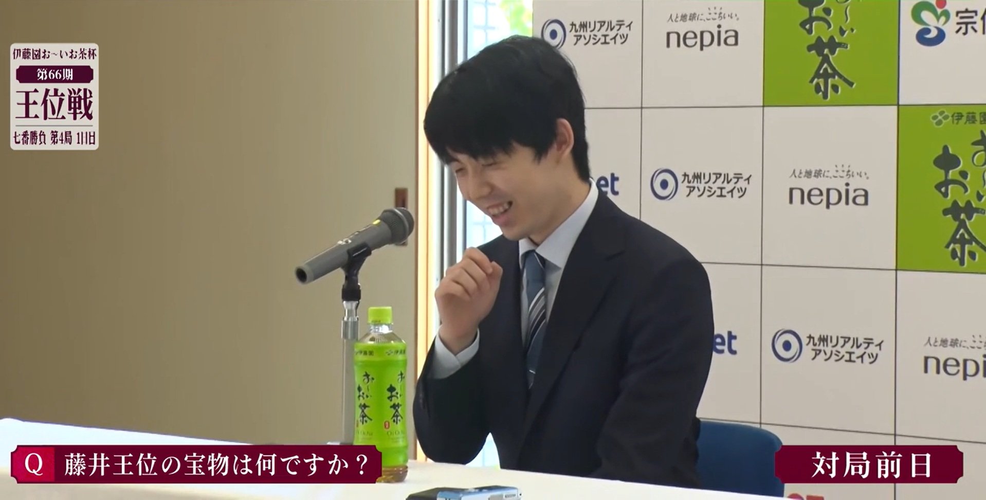 藤井聡太王位が子供記者からの質問に答える様子。王位戦第4局を前にした現地検分での一幕。