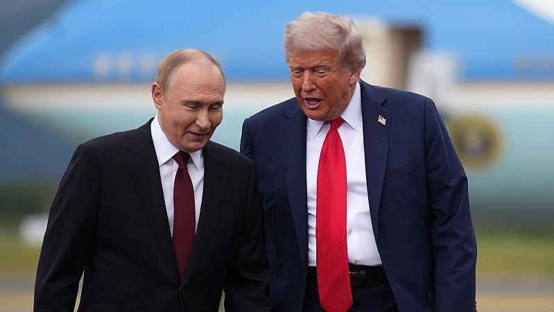 トランプ米大統領とプーチン露大統領のアラスカ会談の様子。ウクライナ戦争の和平交渉に向けた両首脳の外交努力が注目される。