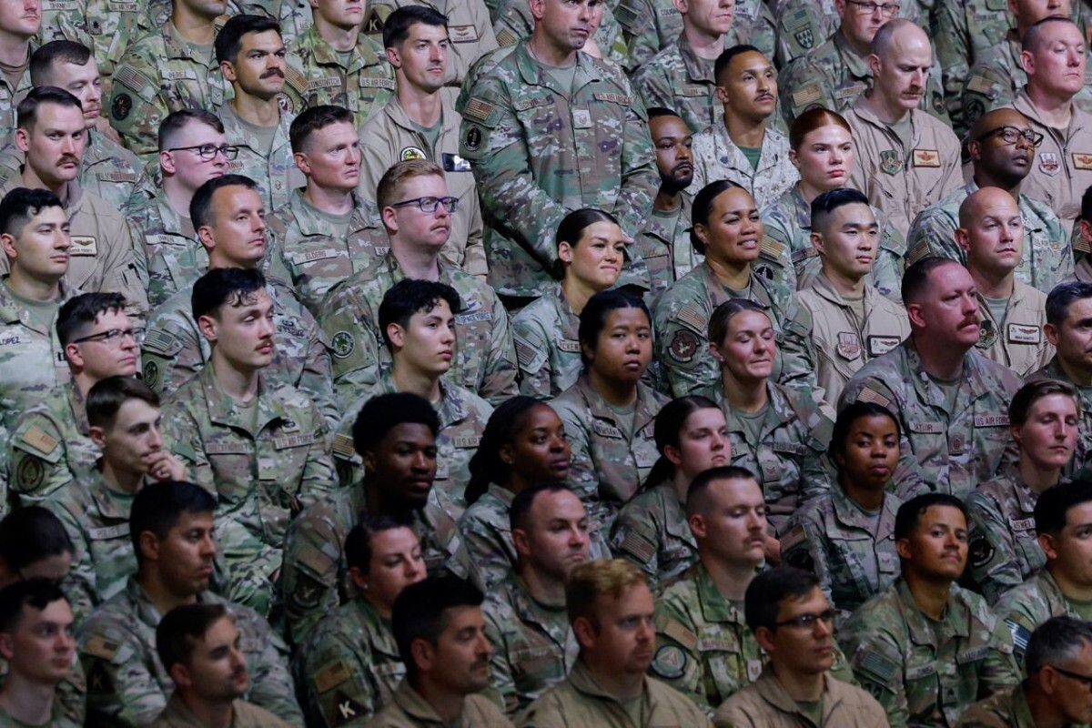 トランプ大統領の政策説明に耳を傾ける米兵たち。ウクライナ和平における米軍の役割が議論される中での一幕。
