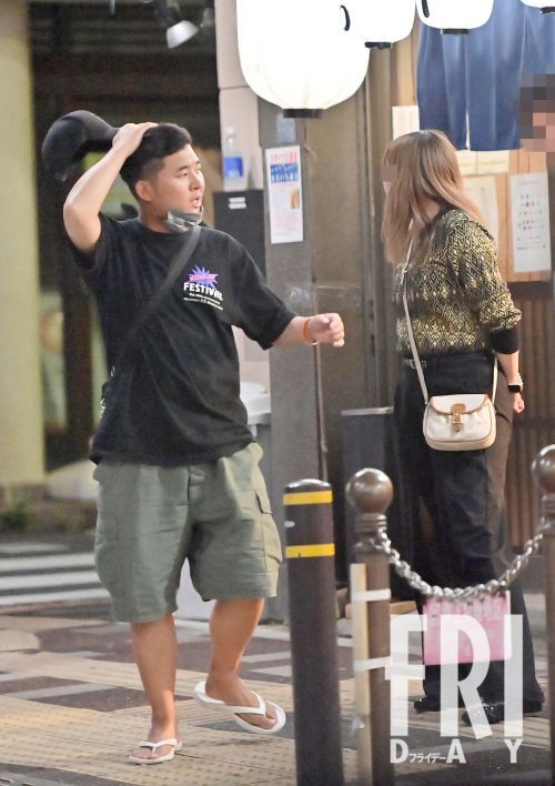 四千頭身・後藤拓実が指原莉乃似の美女と知人男性と焼き鳥店で談笑する様子。熱愛報道の舞台裏を捉えた一枚。