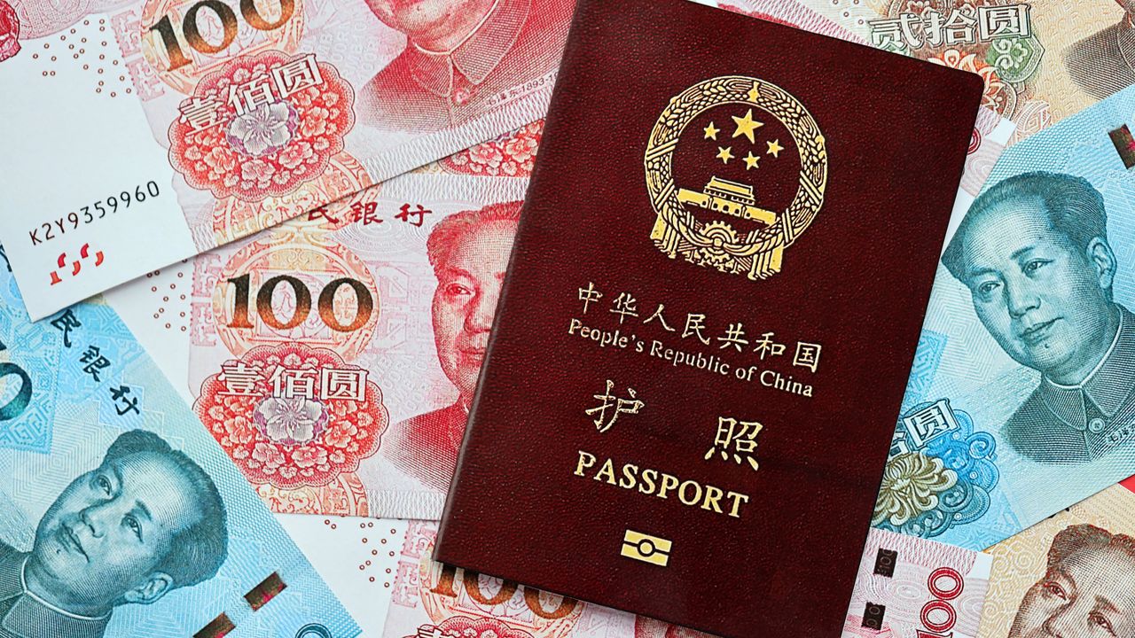 日本でビジネス上の相談中に見られる、在日中国人間の意見の相違や文化的な衝突を象徴するイメージ。