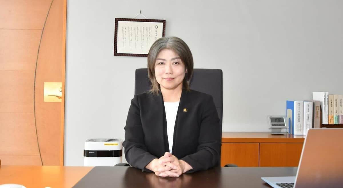 伊東市のウェブサイトに掲載されている田久保真紀市長の肖像。学歴詐称疑惑とメガソーラー問題で注目される伊東市政のトップ。
