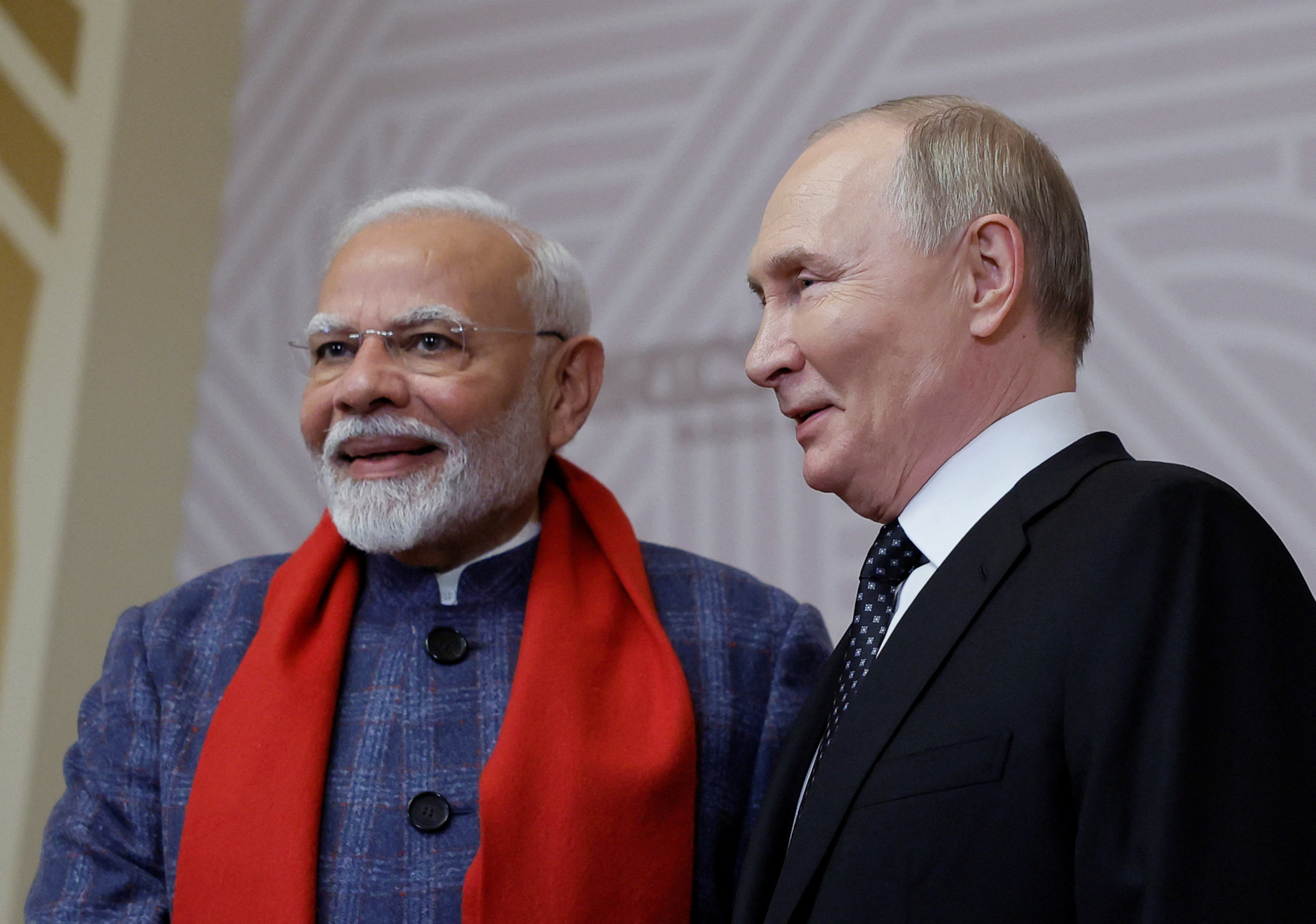 インドのモディ首相とロシアのプーチン大統領が会談する様子。印露間のエネルギー協力と地政学的関係強化の象徴。