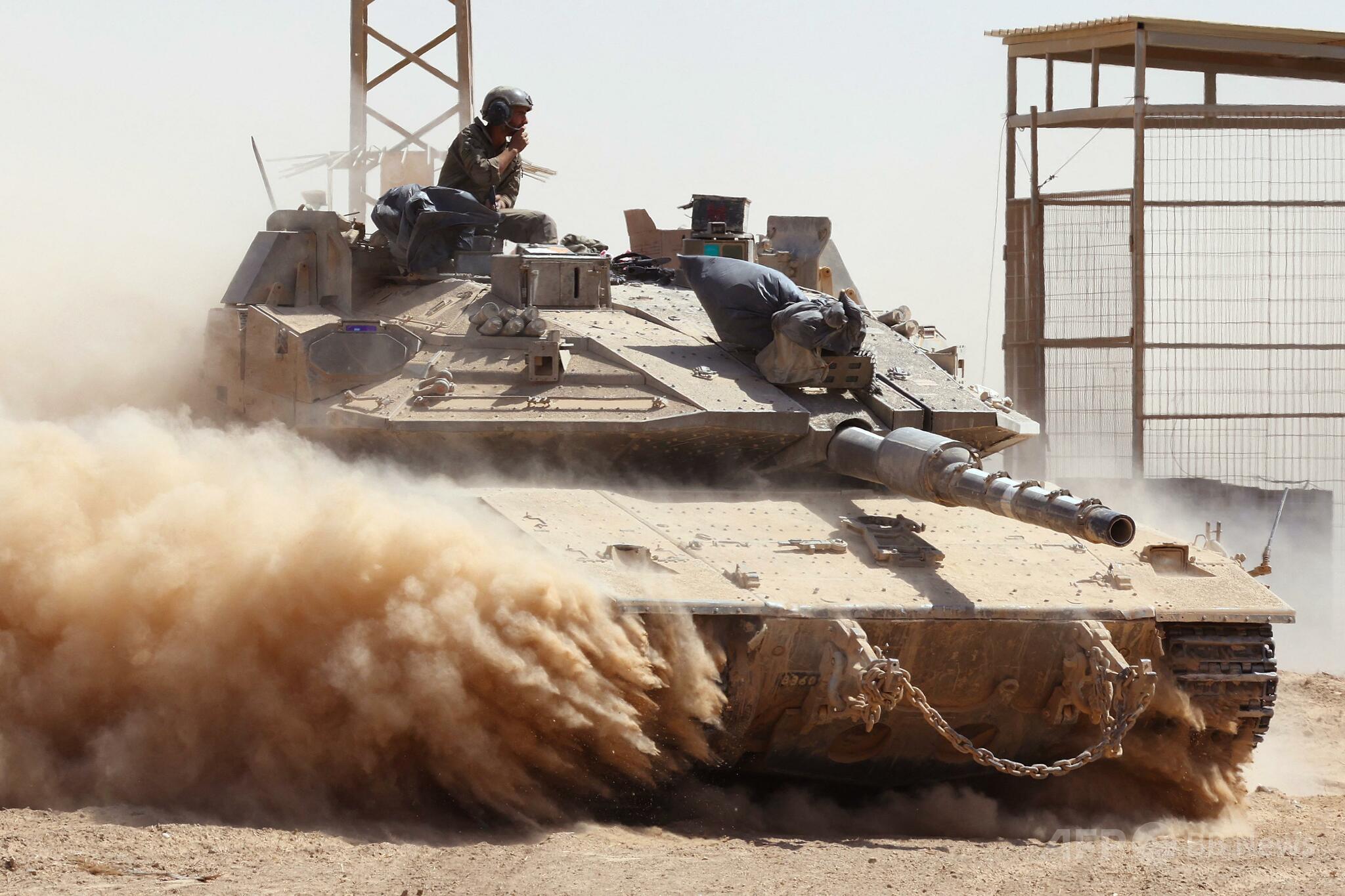 ガザ地区との境界フェンス付近で活動するイスラエル軍の戦車と兵士