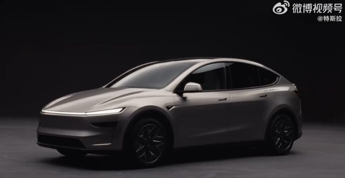 中国で公開されたテスラの新型6人乗りSUV「モデルY L」。