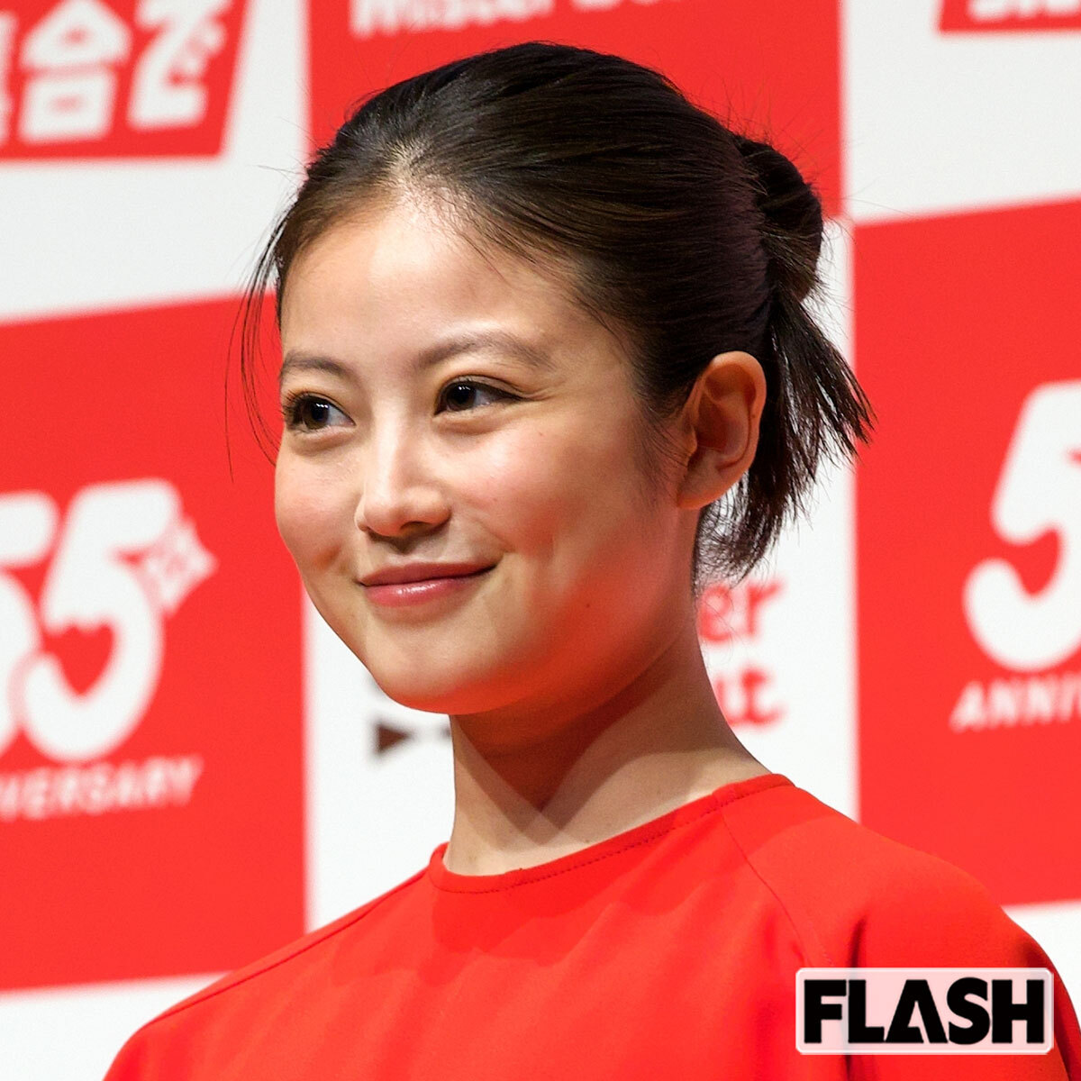 NHK朝ドラ「あんぱん」主演の今田美桜さんが役衣装で笑顔を見せる様子
