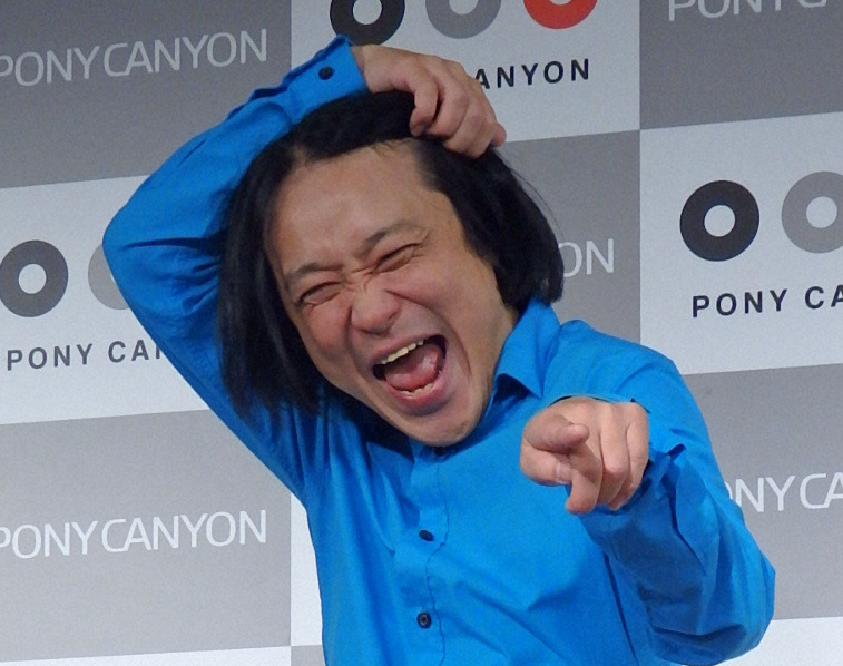 永野さんがテレビ番組で発言している様子。とんねるずとの共演エピソードを語るお笑い芸人永野の表情。
