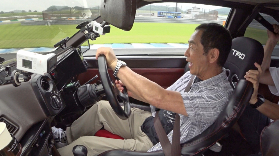 おぎやはぎの愛車遍歴と頭文字Dコラボ！小木博明と矢作兼がMCを務めるBS日テレの番組で藤原拓海のハチロクが登場