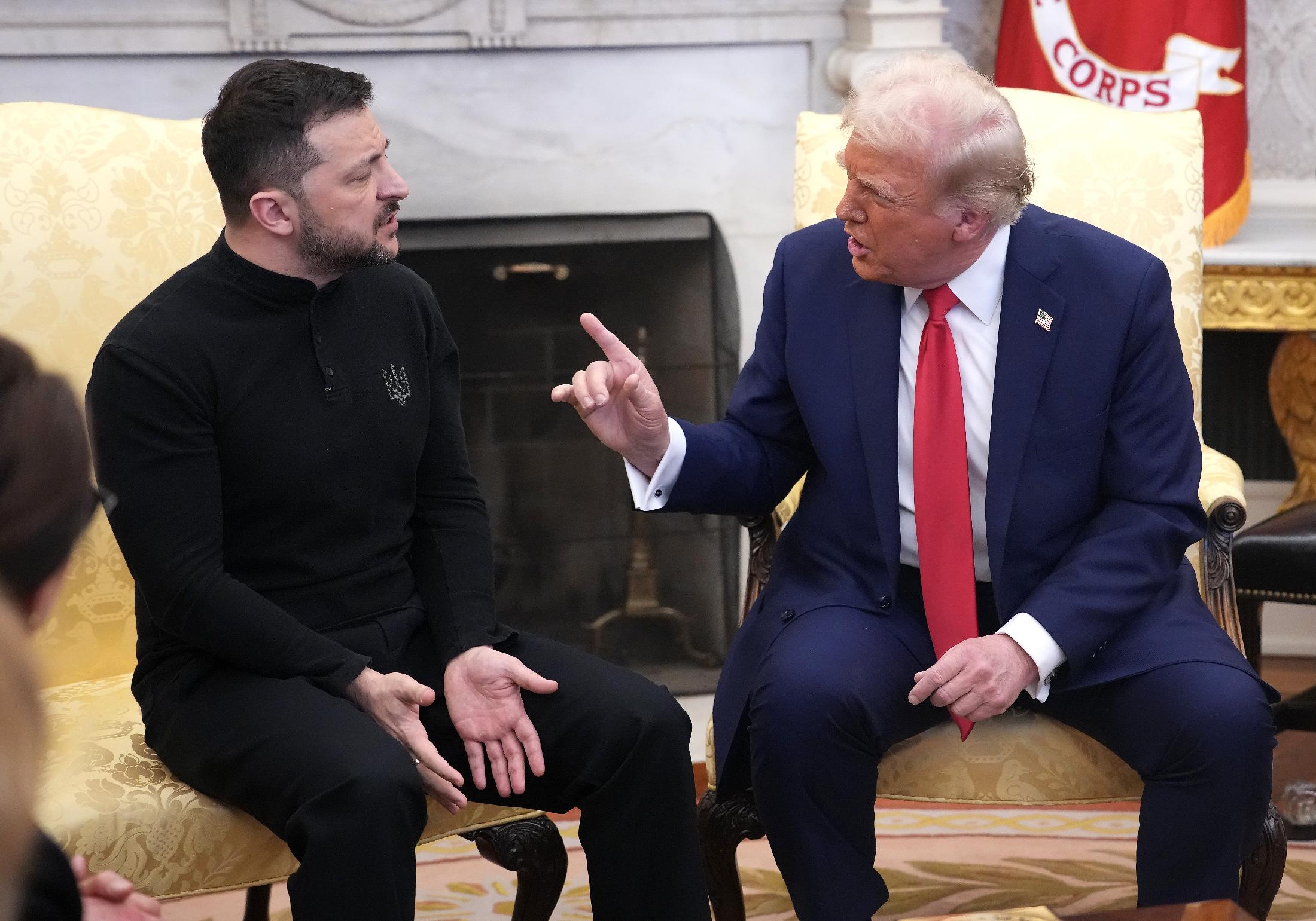 2月にホワイトハウスで行われたトランプ大統領とゼレンスキー大統領の首脳会談の様子。ゼレンスキー氏の服装が話題に。