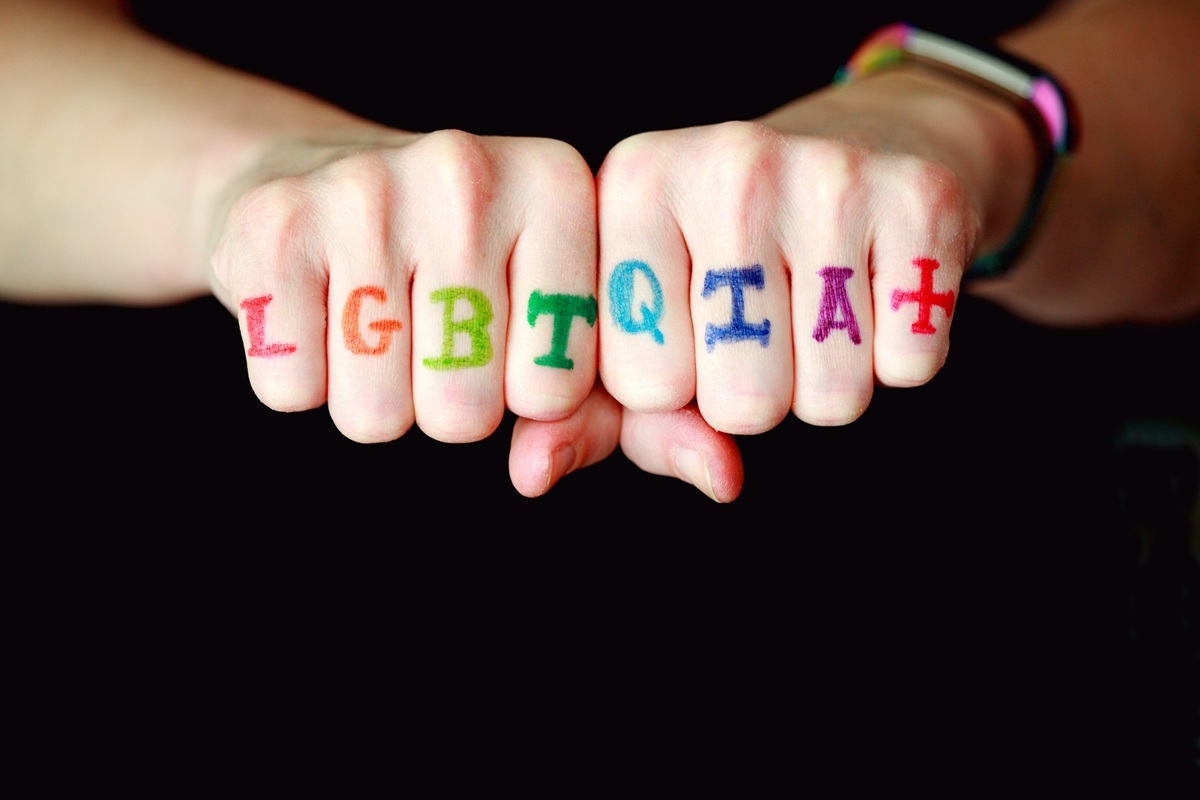 米国で同性婚の権利と子育てをめぐる状況を示すLGBTQ+カップルと子ども