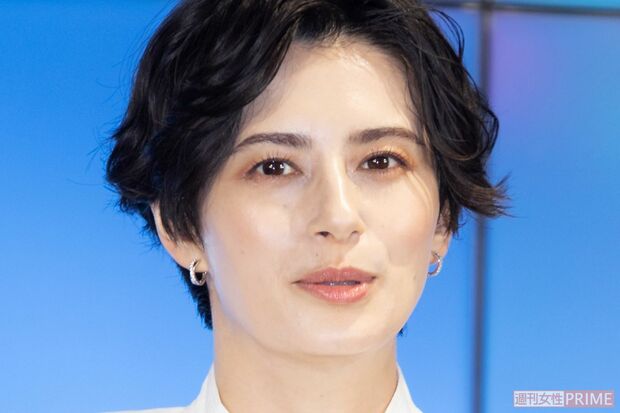 ホラン千秋、腕に「タトゥー風」模様の衣装で『ラヴィット!』に出演し話題に