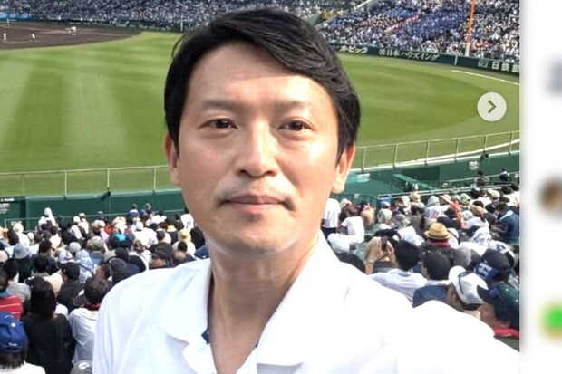 斎藤兵庫県知事が甲子園球場で高校野球を観戦する様子。終戦の日のSNS投稿が波紋を呼ぶ。