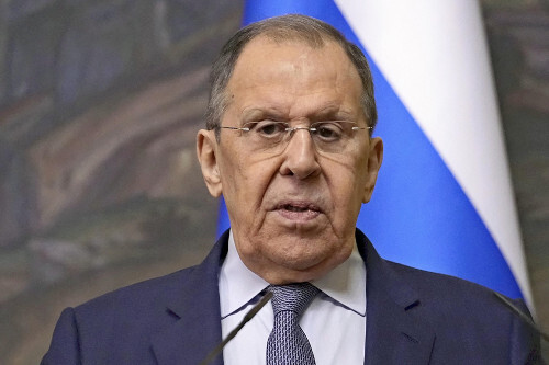 モスクワで記者会見を行うロシアのセルゲイ・ラブロフ外相。ウクライナの「安全の保証」に関するロシアの立場を表明。