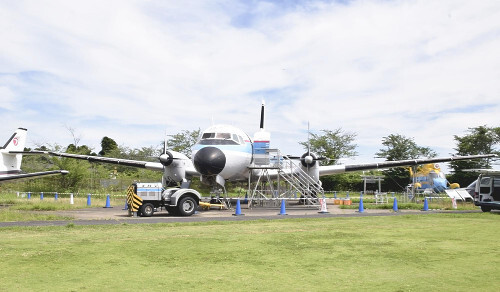 野外展示され、風雨にさらされた「YS-11 試作1号機」。塗装の剥がれや劣化が確認できるYS-11保存の現状。