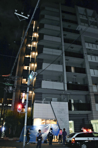 神戸で２４歳女性刺され死亡、マンション防犯カメラに後追うようにオートロック扉に駆け込む男の映像