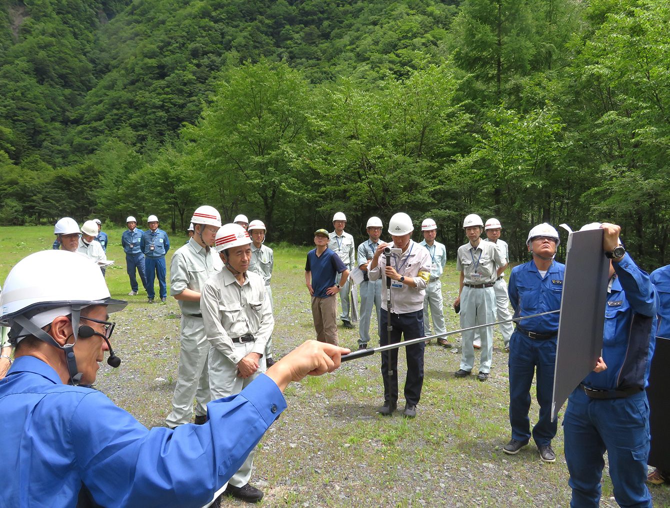 リニア南アルプストンネル静岡工区の要対策土施設「藤島発生土置き場」を視察する鈴木康友静岡県知事