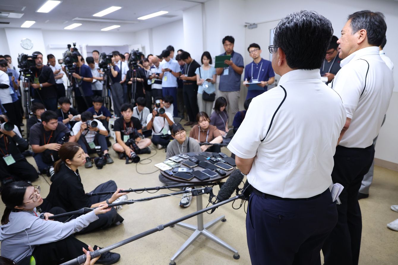 広陵高校の出場辞退を受け、会見する日本高野連会長と朝日新聞社長