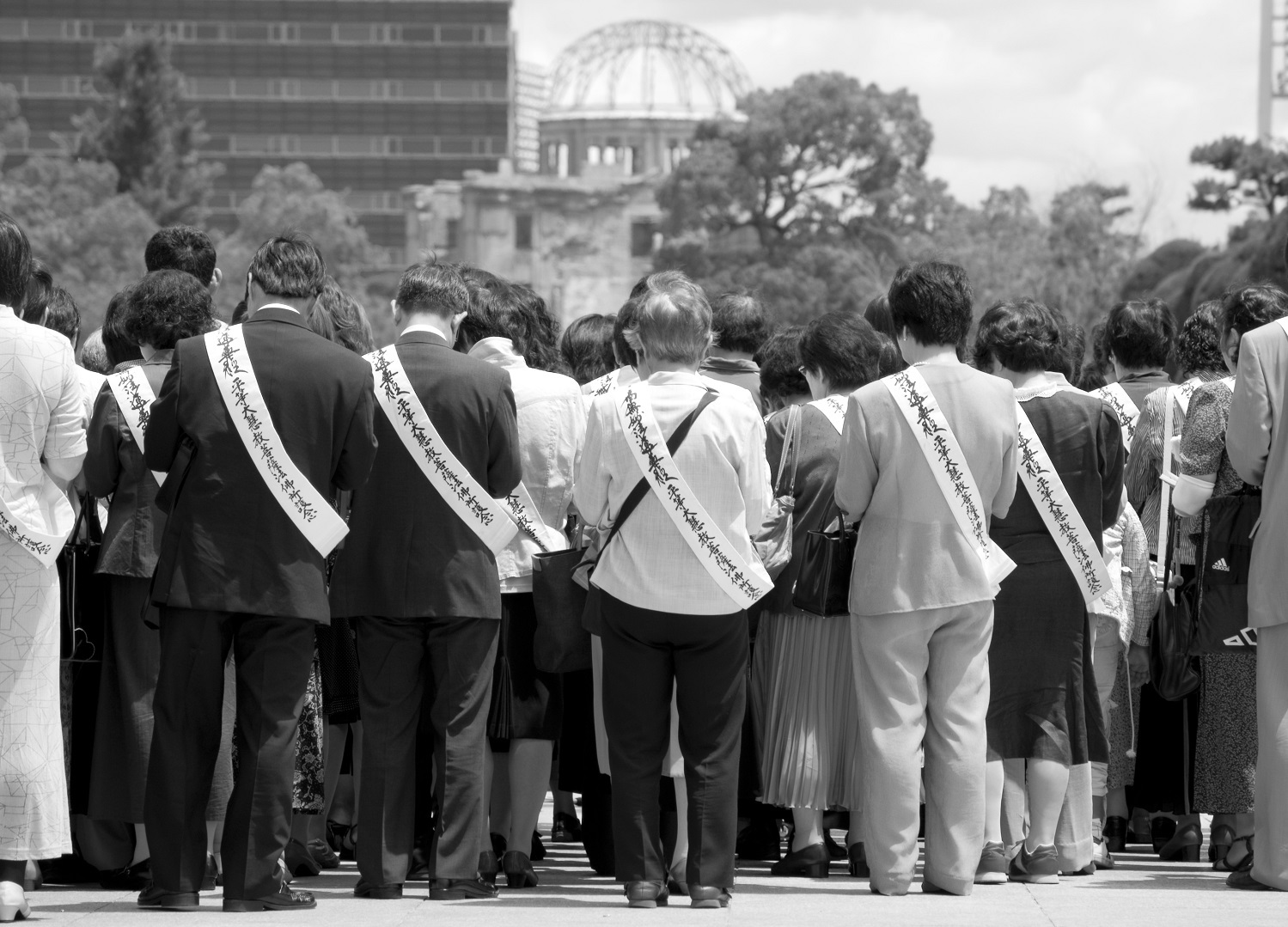歴史を記録する手とペン。戦時中の日常やオーラルヒストリーの重要性を想起させる。