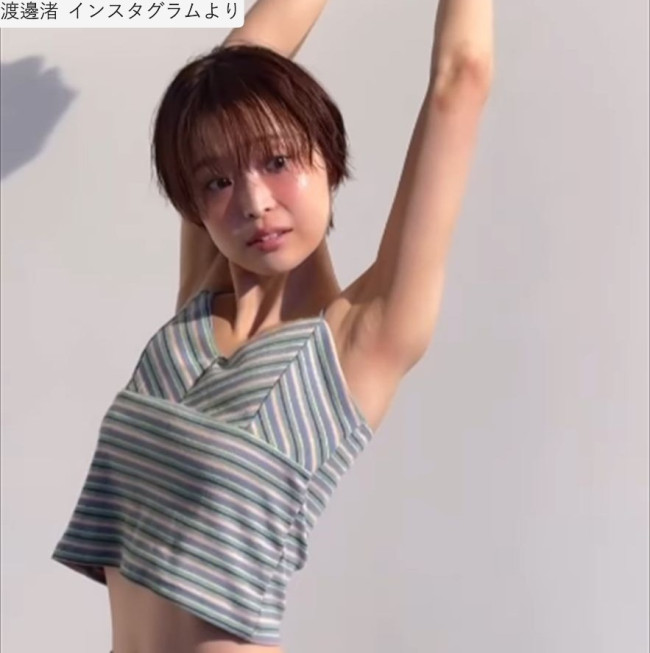 渡邊渚のインスタグラム投稿より、へそ出しコーデでポーズをとるソロショット。大人っぽい表情で抜群のスタイルを披露している。