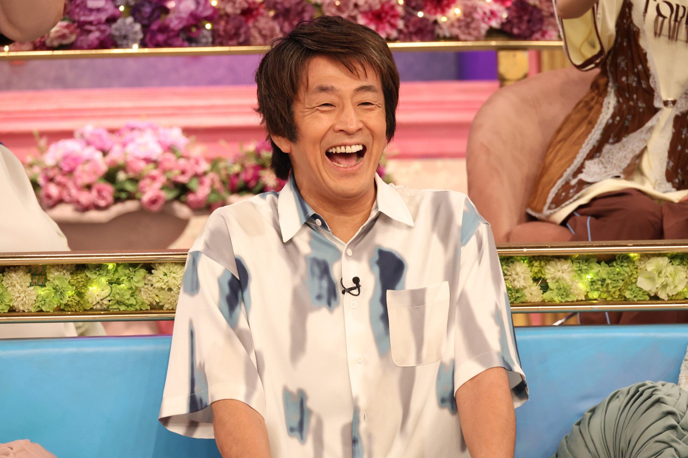 トークィーンズのスタジオで私生活について語るお笑い芸人・堀内健