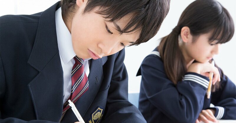 中学受験の参考書とペンを手に考える生徒のイメージ写真。渋幕入試で問われる思考力と好奇心を象徴。