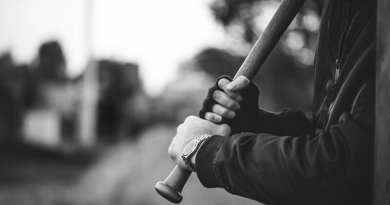 都会の喧騒の中で孤独を感じる若者。怒羅権の創設者が経験した日本での疎外感を表現したイメージ。