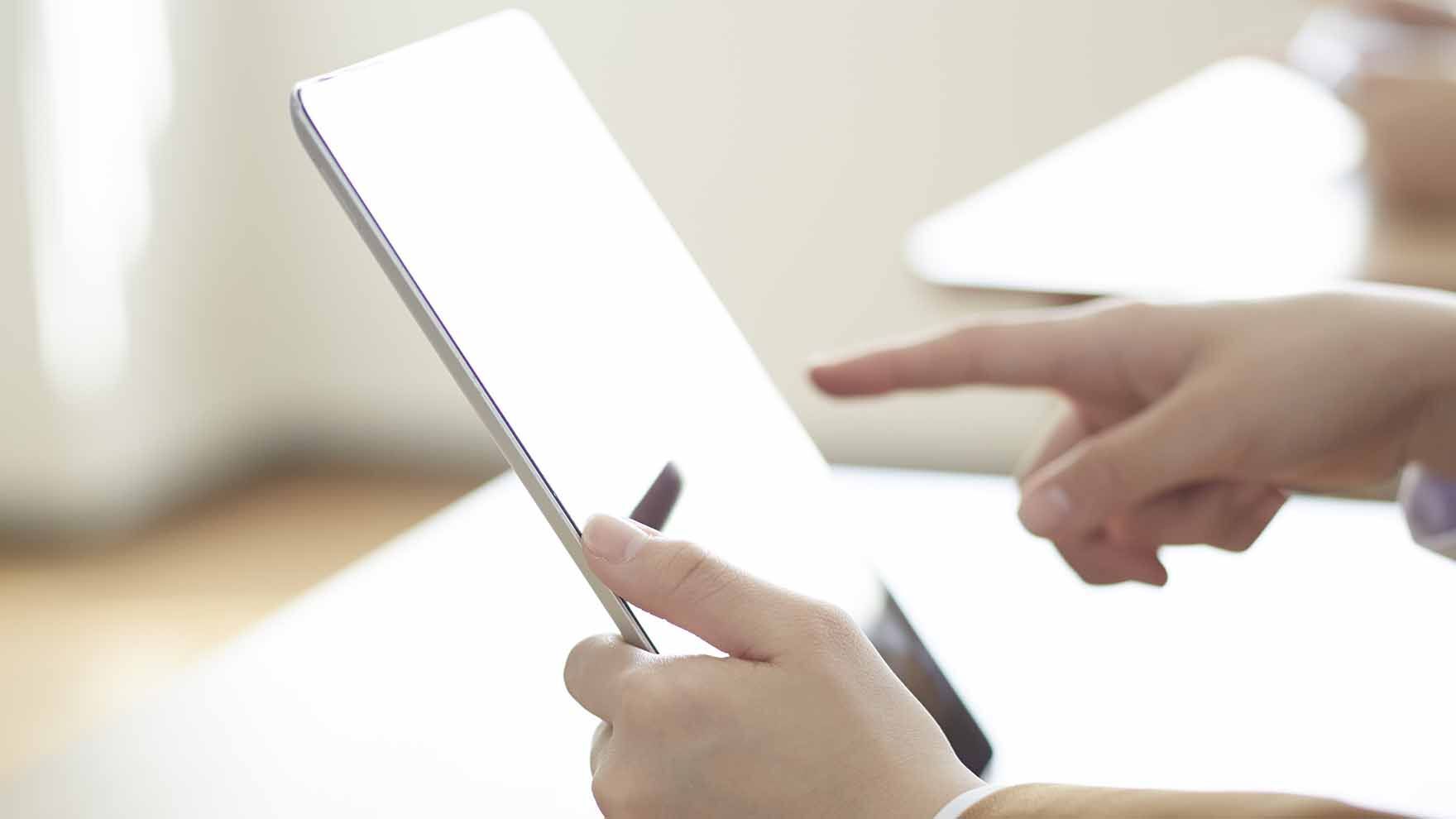 中学校の教室でICT学習用タブレットを操作し学ぶ生徒たちの様子