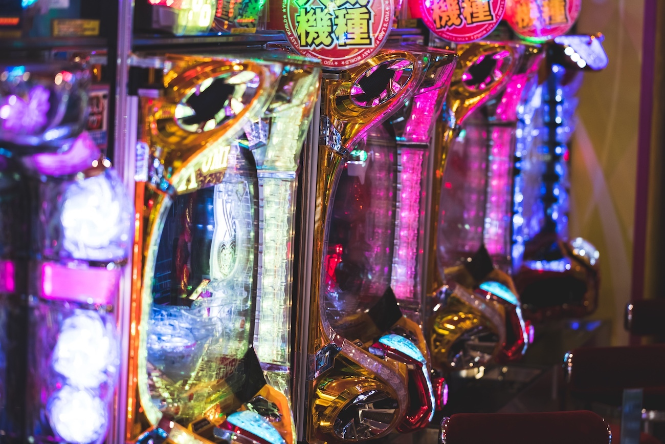 パチンコ店の事務所に保管される大金と現金管理の様子