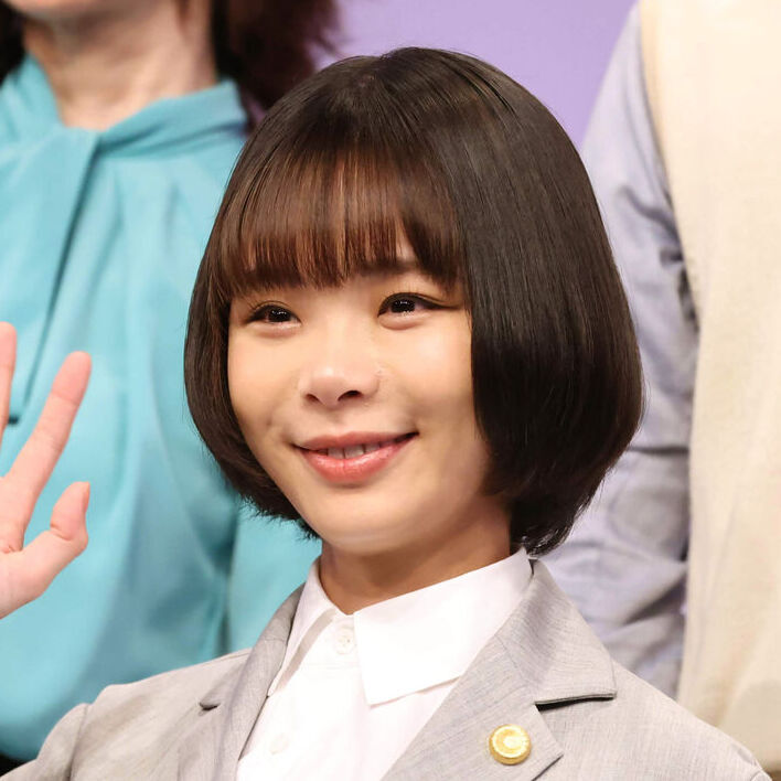 WOWOWで再放送される伊藤蘭と趣里の親子共演ライブの感動的なステージショット