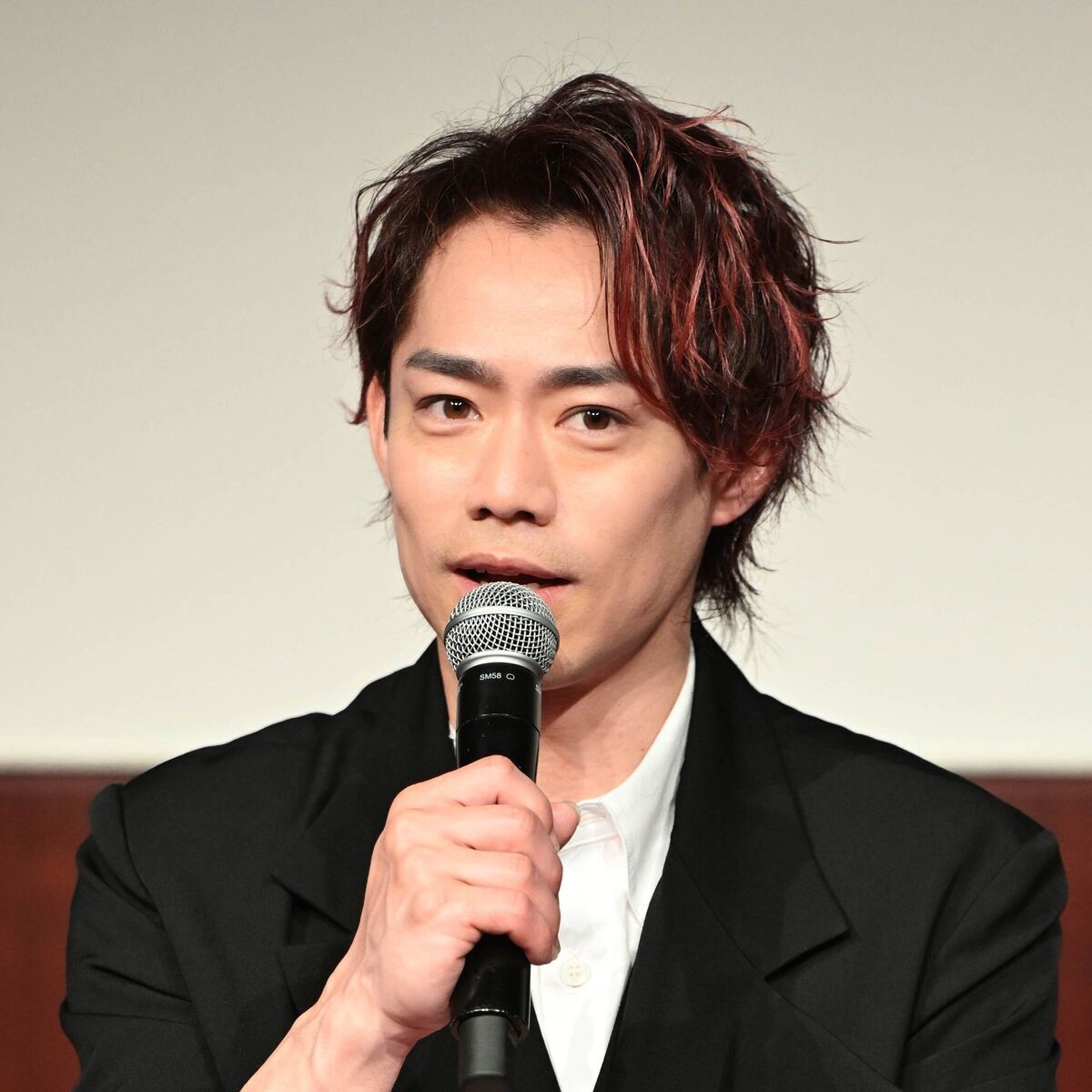 高橋大輔さんがフィギュアスケートの演技後に笑顔を見せる様子