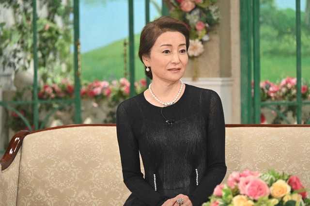 テレビ朝日の番組「徹子の部屋」に出演する女優・仁科亜季子。病と家族の絆について語る姿。