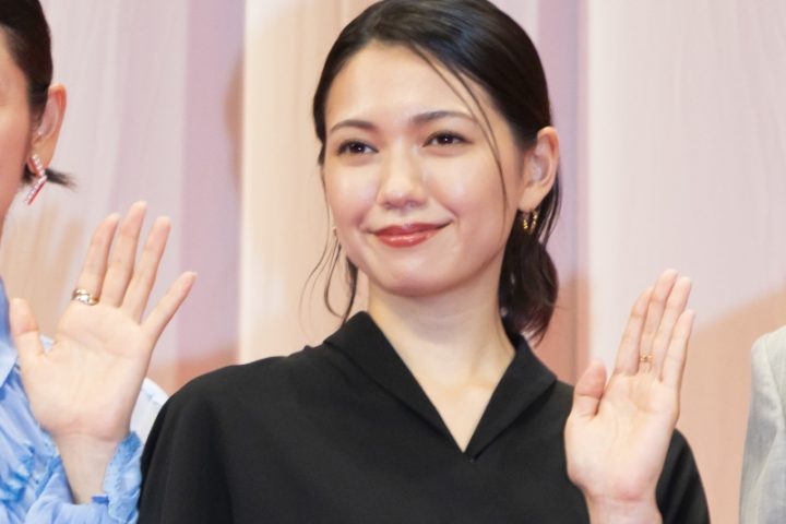 二階堂ふみ、人気芸人カズレーザーとの結婚発表直前、映画舞台挨拶で満面の笑顔を見せる