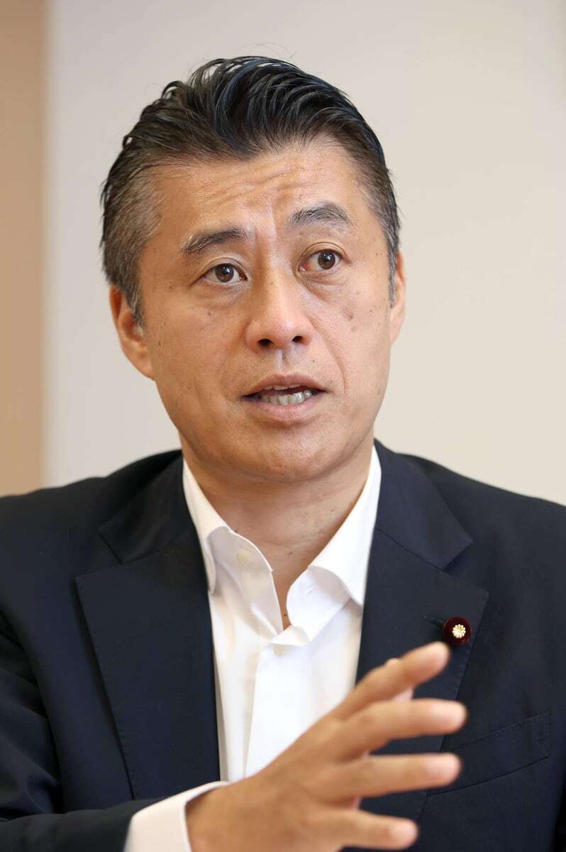 環境問題に関する見解を述べる細野豪志元環境相