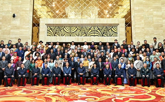 チベット自治区成立60周年記念行事に出席し、各界代表と記念撮影する習近平国家主席。