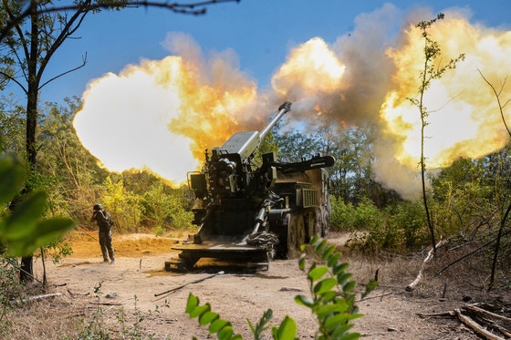 ウクライナ・ザポリージャ州でロシア軍へ発射される2S22ボフダナ自走砲