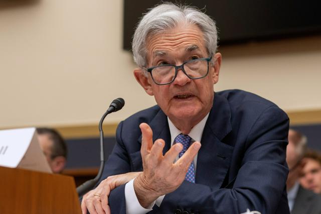 FRBパウエル議長が金融政策の方向性について発言する公聴会の場面