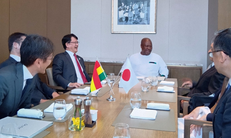 ガーナのマハマ大統領が東京都内で元日本大使館員との「同窓会」に参加し、笑顔で旧交を温める様子